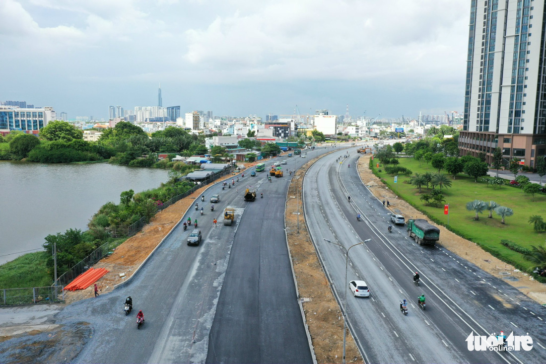 Thi công mở rộng đại lộ Nguyễn Văn Linh từ 6 lên 10 làn xe - Ảnh 9.