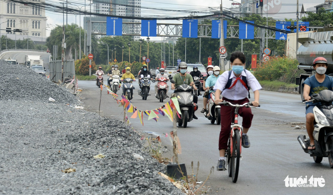 Thi công mở rộng đại lộ Nguyễn Văn Linh từ 6 lên 10 làn xe - Ảnh 6.
