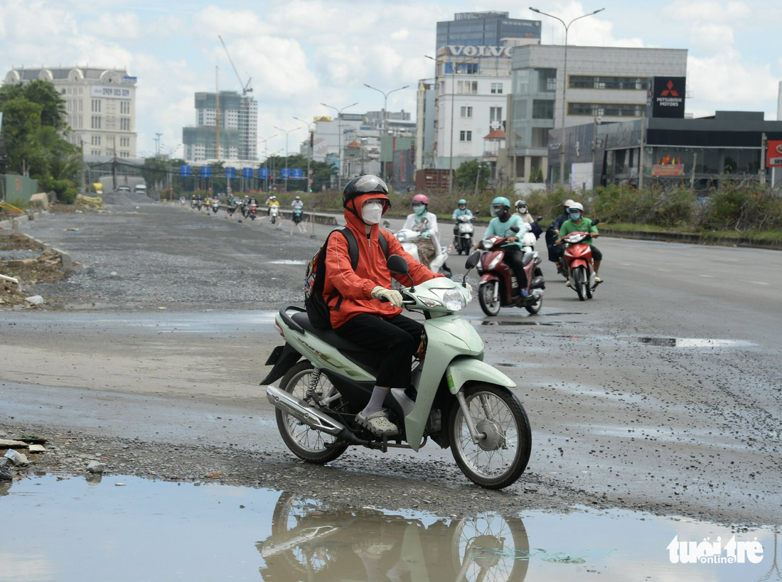 Thi công mở rộng đại lộ Nguyễn Văn Linh từ 6 lên 10 làn xe - Ảnh 7.