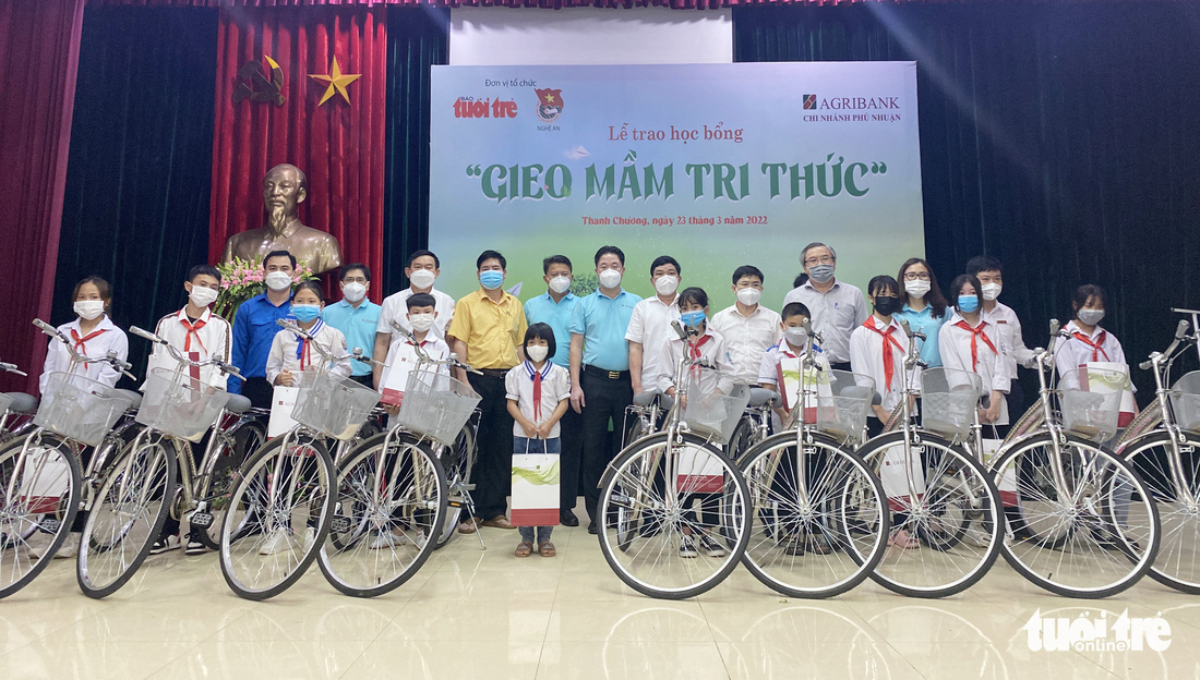 ‘Gieo mầm tri thức’ đến 250 học sinh nghèo vượt khó xứ Nghệ - Ảnh 9.