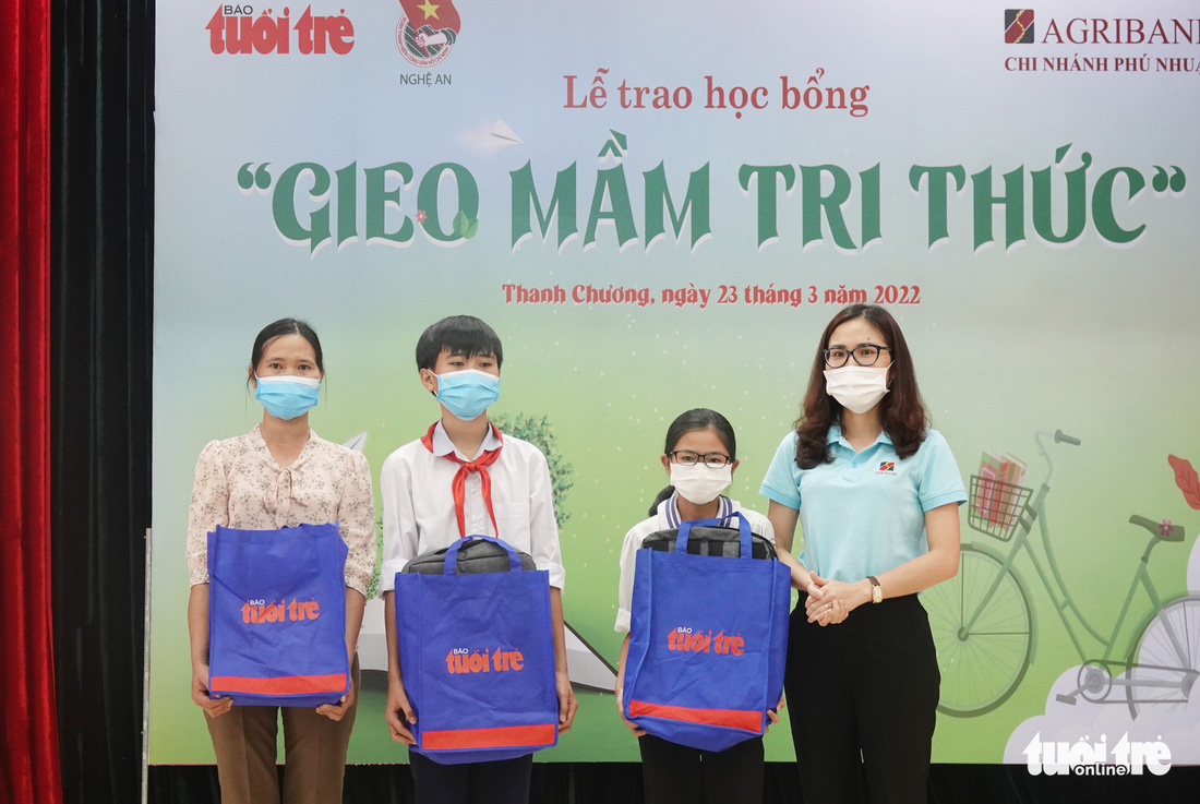 ‘Gieo mầm tri thức’ đến 250 học sinh nghèo vượt khó xứ Nghệ - Ảnh 4.