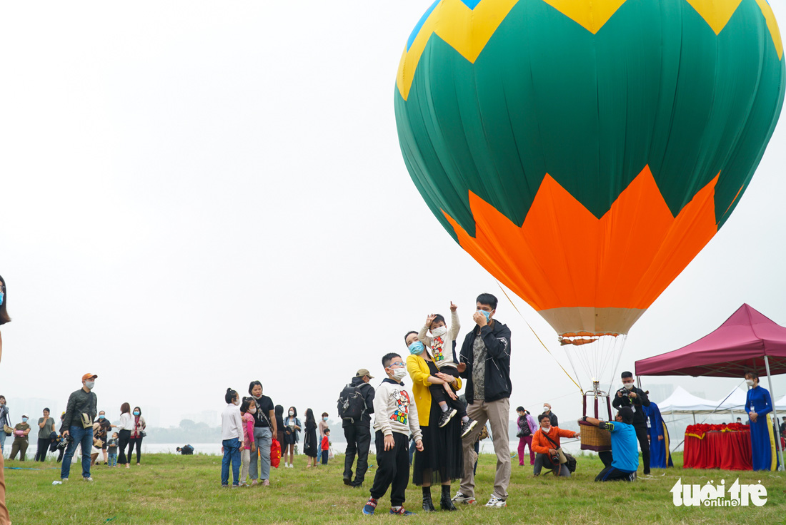 Đi ngủ sớm, háo hức chờ đợi trải nghiệm lần đầu bay khinh khí cầu tại Hà Nội - Ảnh 10.