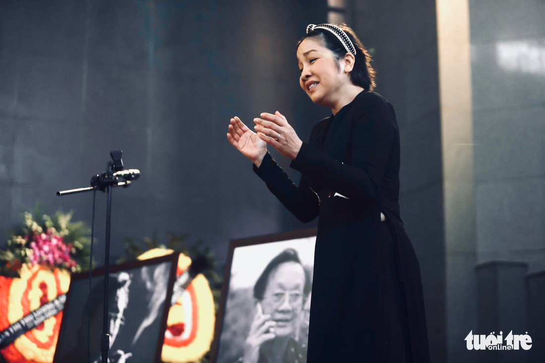 Ca sĩ Mỹ Linh nghẹn ngào hát Hoa sữa trong tang lễ tiễn đưa nhạc sĩ Hồng Đăng - Ảnh 4.