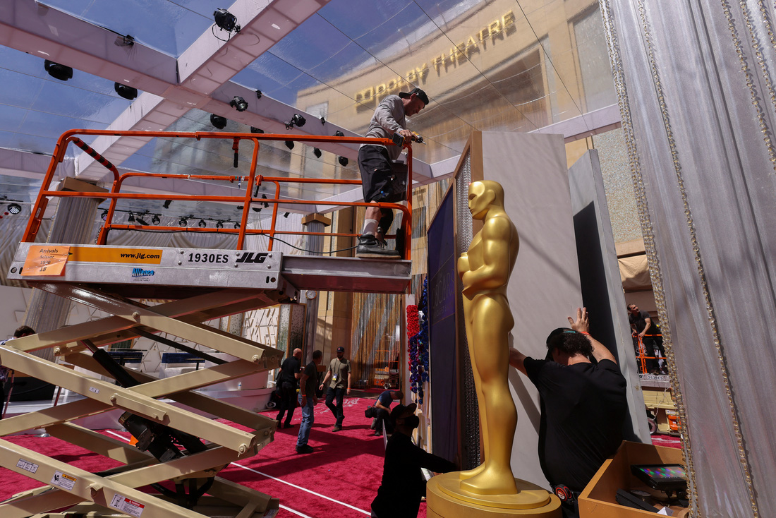 Will Smith choảng Chris Rock ngay tại lễ trao giải Oscar rồi quay lại sân khấu nhận tượng vàng - Ảnh 35.