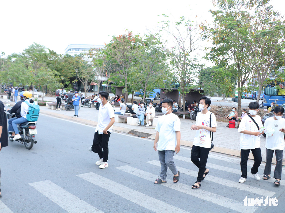 Làng đại học thành làng… ôtô trong ngày thi đánh giá năng lực - Ảnh 5.