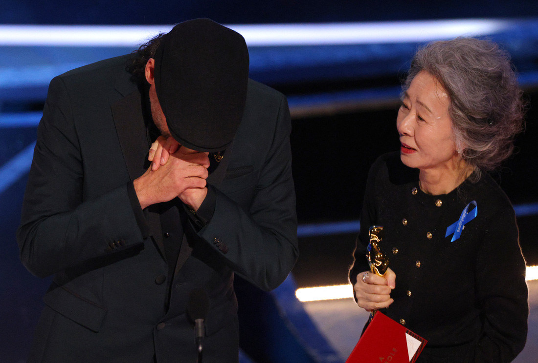 Will Smith choảng Chris Rock ngay tại lễ trao giải Oscar rồi quay lại sân khấu nhận tượng vàng - Ảnh 15.