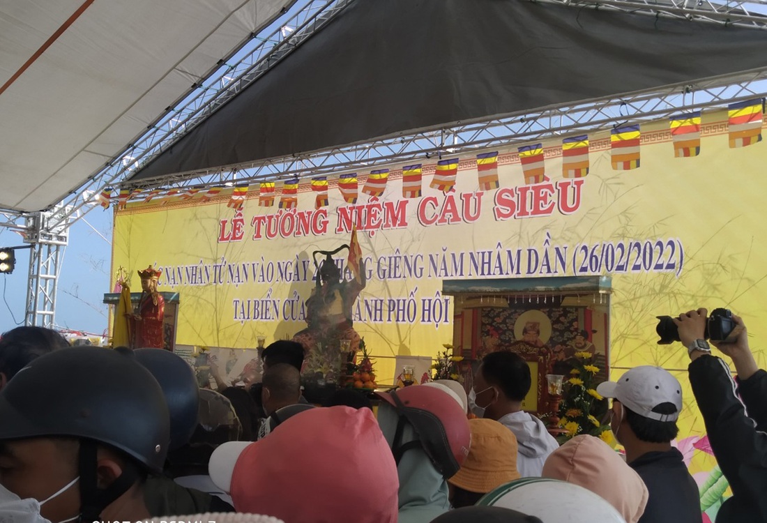 Hội An làm lễ tưởng niệm cầu siêu cho 17 nạn nhân vụ lật ca nô ở biển Cửa Đại - Ảnh 2.