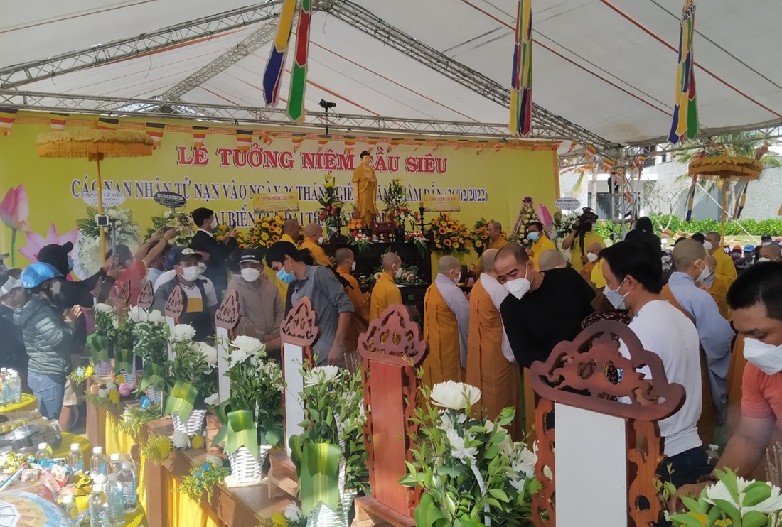 Hội An làm lễ tưởng niệm cầu siêu cho 17 nạn nhân vụ lật ca nô ở biển Cửa Đại - Ảnh 4.