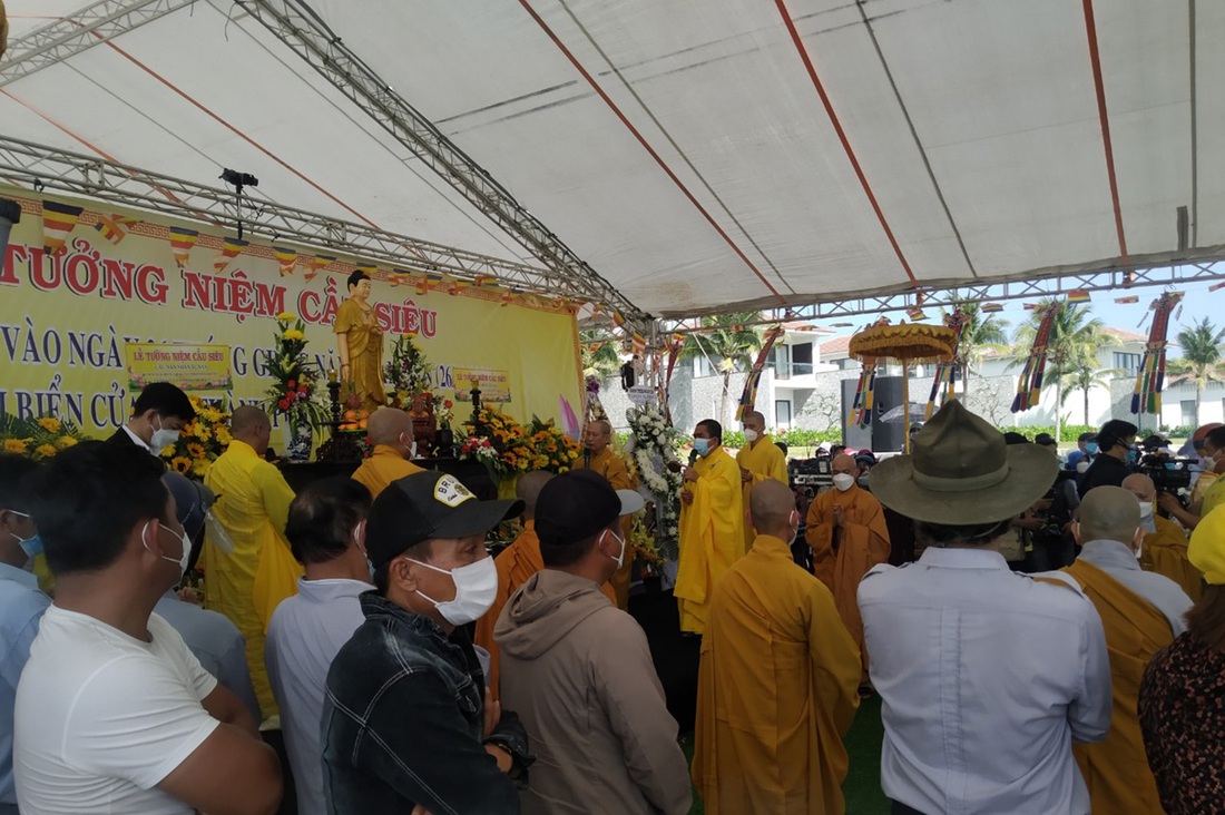Hội An làm lễ tưởng niệm cầu siêu cho 17 nạn nhân vụ lật ca nô ở biển Cửa Đại - Ảnh 3.