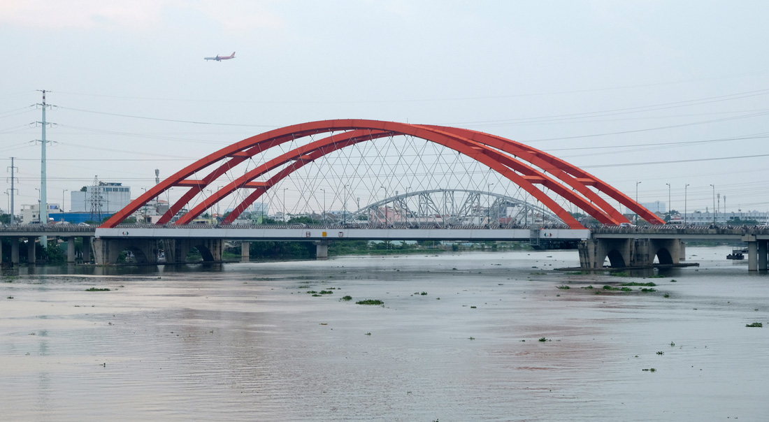 Cầu Bình Lợi và cầu đường sắt Bình Lợi bắc qua sông Sài Gòn - Ảnh: GIA TIẾN