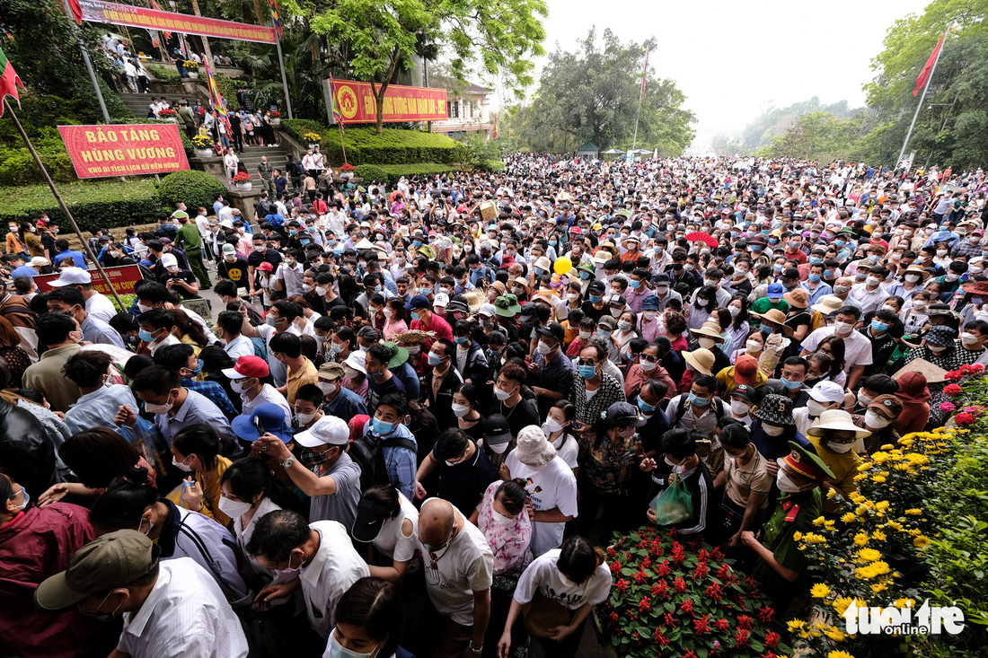Hàng trăm ngàn dân đổ về đền Hùng dự Quốc lễ - Ảnh 1.