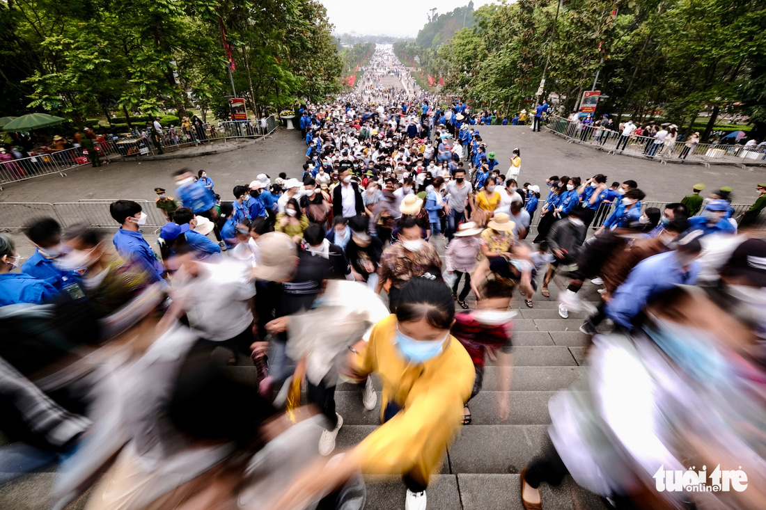 Hàng trăm ngàn dân đổ về đền Hùng dự Quốc lễ - Ảnh 4.