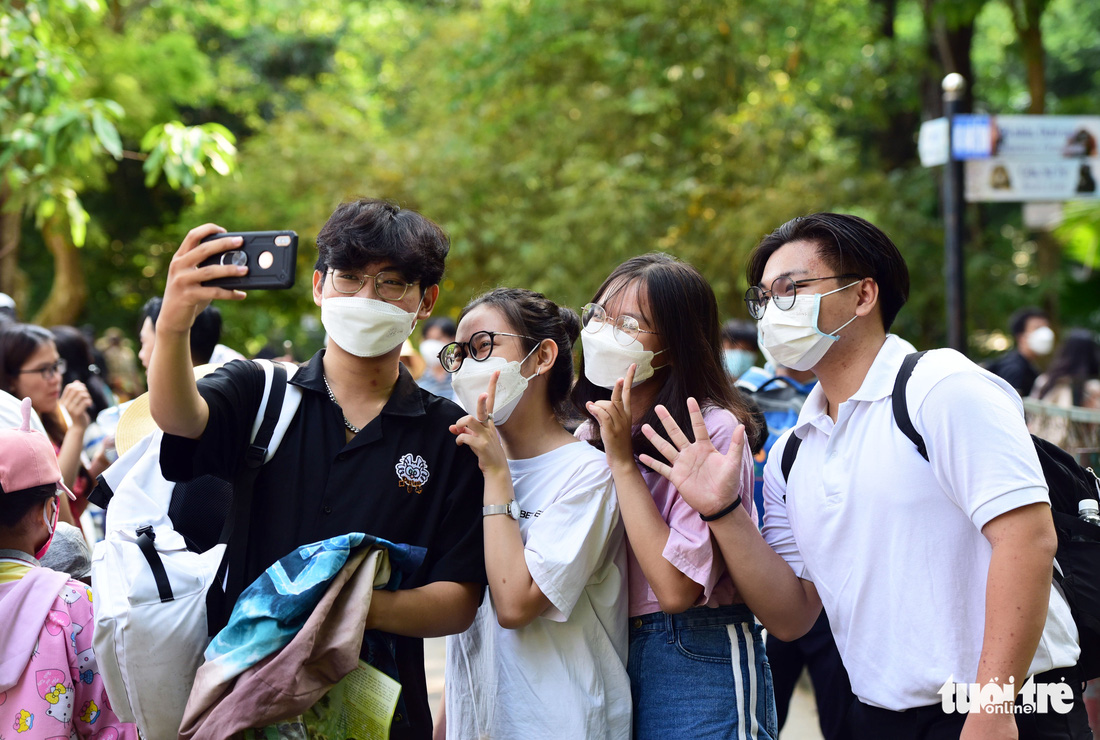 Người dân chen chân đi chơi lễ ở Thảo cầm viên - Ảnh 9.