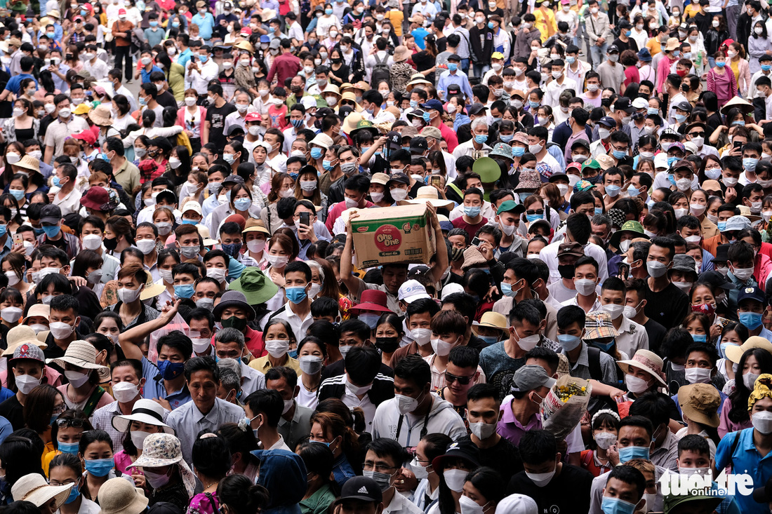 Hàng trăm ngàn dân đổ về đền Hùng dự Quốc lễ - Ảnh 5.