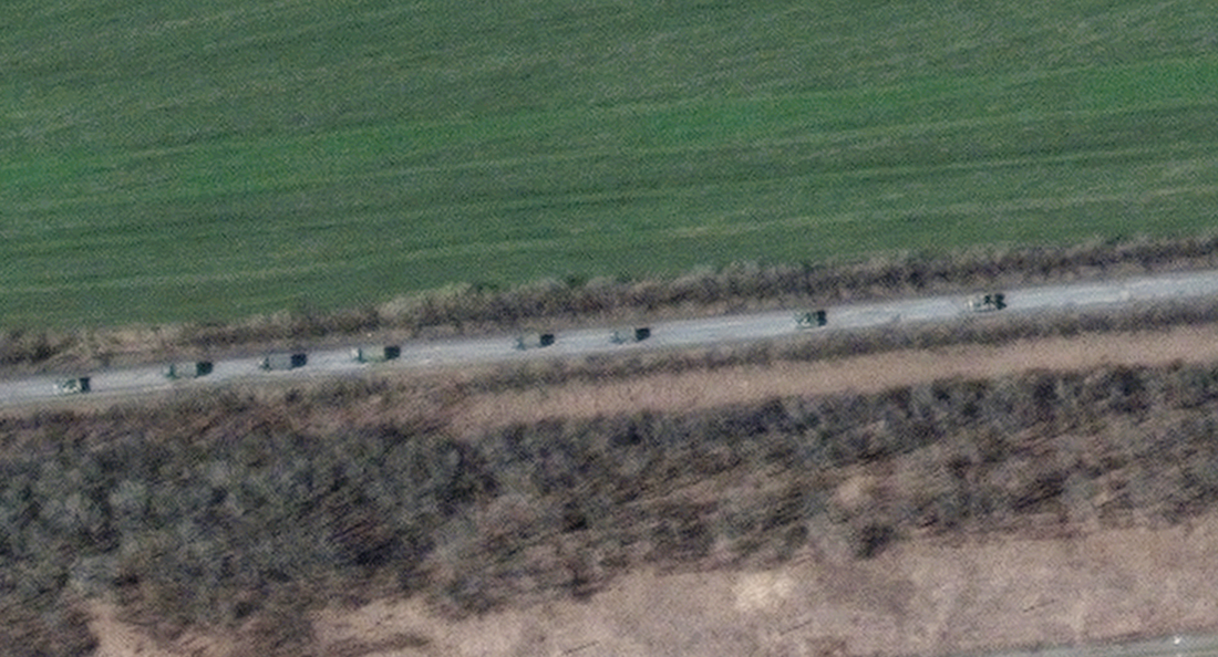 Hình ảnh đoàn xe quân sự dài 13km của Nga di chuyển ở phía đông Ukraine - Ảnh 4.