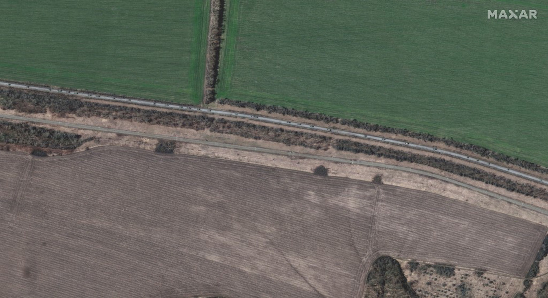 Hình ảnh đoàn xe quân sự dài 13km của Nga di chuyển ở phía đông Ukraine - Ảnh 5.