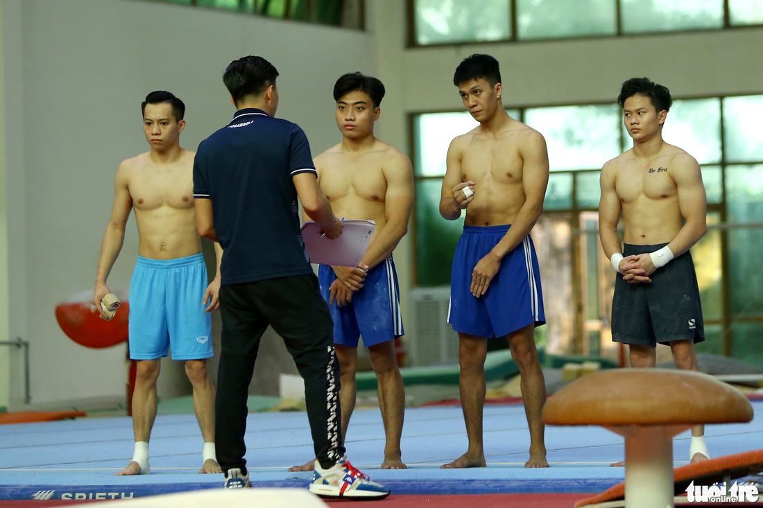 Những chàng trai 6 múi đội tuyển thể dục dụng cụ Việt Nam vắt sức cho SEA Games 31 - Ảnh 1.