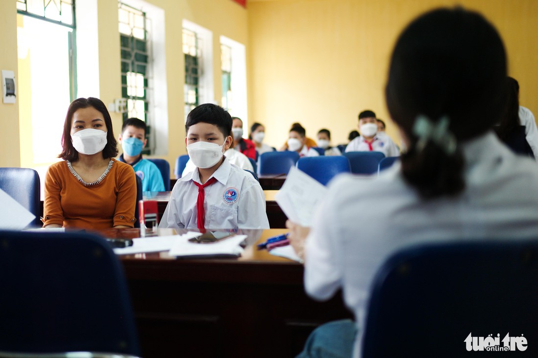 Hà Nội ngày đầu tiêm vắc xin COVID-19 cho trẻ dưới 12 tuổi: Số trẻ đến điểm tiêm chỉ đạt 30% - Ảnh 7. Hà Nội ngày đầu tiêm vắc xin COVID-19 cho trẻ dưới 12 tuổi: Số trẻ đến điểm tiêm chỉ đạt 30% - Ảnh 7.