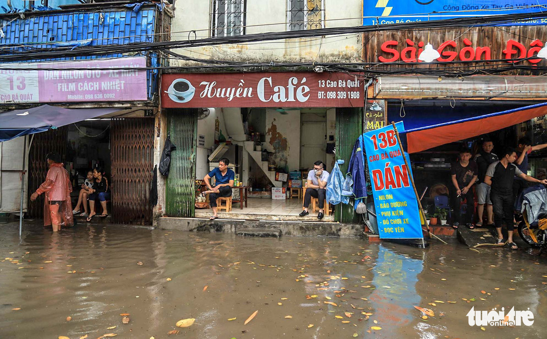 Nhiều tuyến phố Hà Nội bị ngập sau cơn mưa dông, cảnh báo 3 giờ tới tiếp tục có mưa to - Ảnh 4.