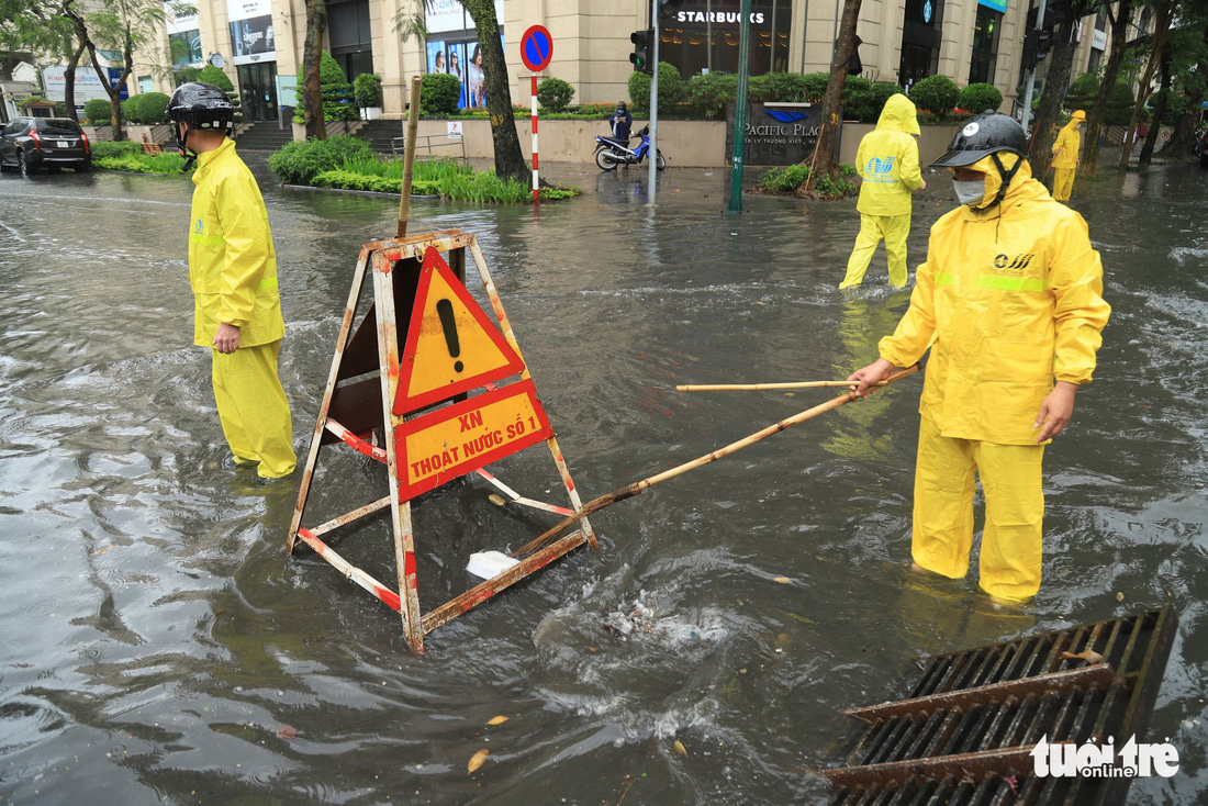 Nhiều tuyến phố Hà Nội bị ngập sau cơn mưa dông, cảnh báo 3 giờ tới tiếp tục có mưa to - Ảnh 5.
