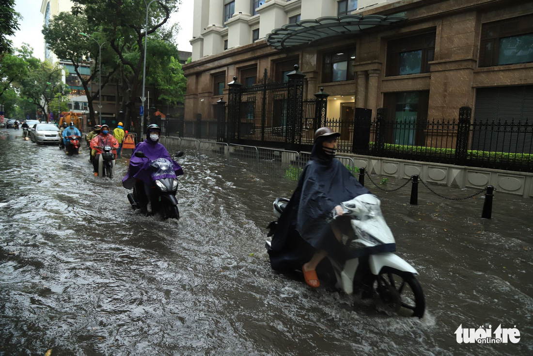 Nhiều tuyến phố Hà Nội bị ngập sau cơn mưa dông, cảnh báo 3 giờ tới tiếp tục có mưa to - Ảnh 6.