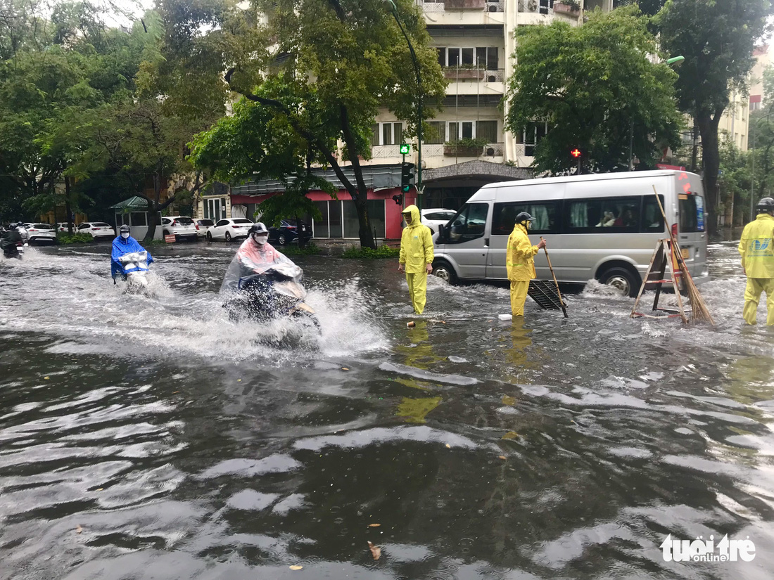 Nhiều tuyến phố Hà Nội bị ngập sau cơn mưa dông, cảnh báo 3 giờ tới tiếp tục có mưa to - Ảnh 3.