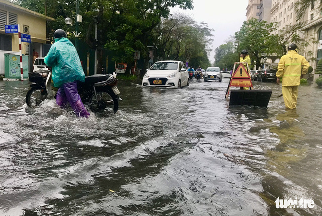 Nhiều tuyến phố Hà Nội bị ngập sau cơn mưa dông, cảnh báo 3 giờ tới tiếp tục có mưa to - Ảnh 1.