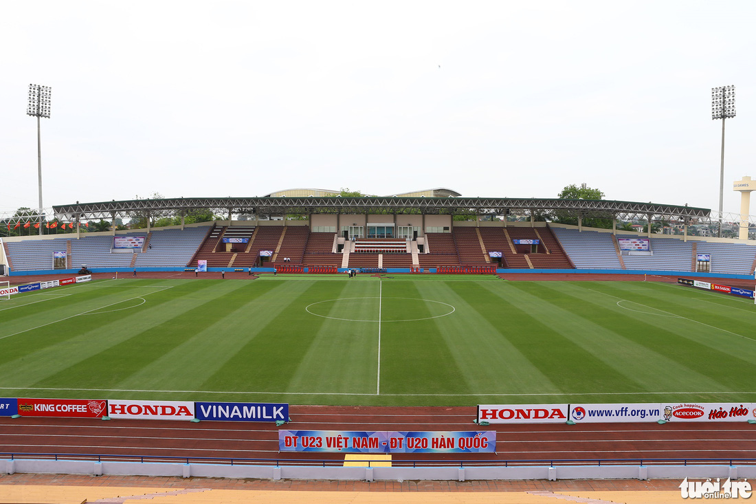 Sân Việt Trì chạy đua trước trận U23 Việt Nam - U20 Hàn Quốc - Ảnh 2.