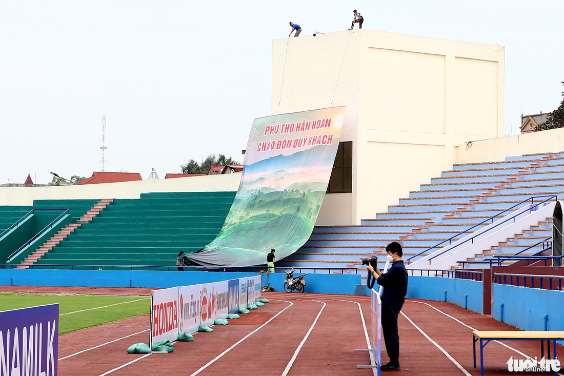 Sân Việt Trì chạy đua trước trận U23 Việt Nam - U20 Hàn Quốc - Ảnh 6.