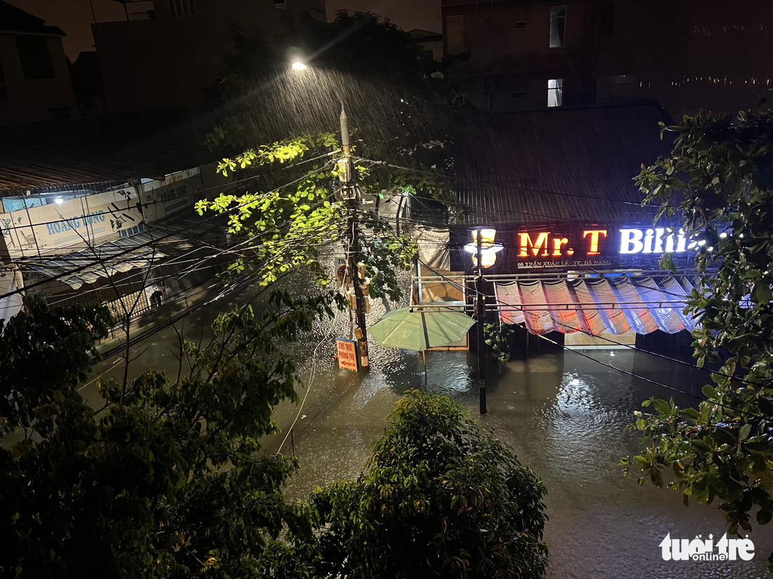 Mưa trái mùa, nhiều khu dân cư Đà Nẵng chạy lụt giữa khuya - Ảnh 3.