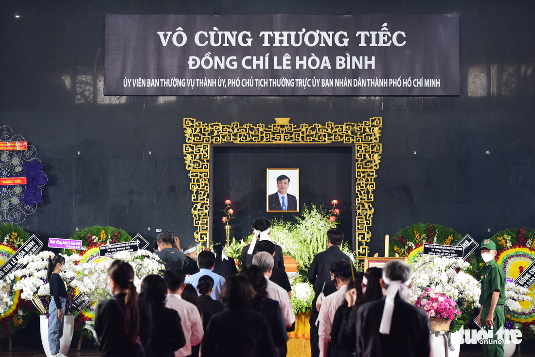 Sáng nay, tiễn đưa ông Lê Hòa Bình - phó chủ tịch thường trực TP.HCM - về nơi an nghỉ cuối cùng - Ảnh 11.