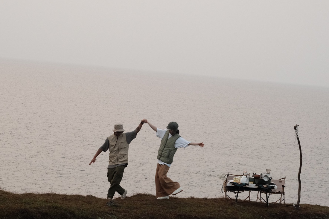 Cô dâu chú rể mặc đồ ngư dân câu cá, nhảy múa trên bờ biển… chụp ảnh cưới - Ảnh 6.