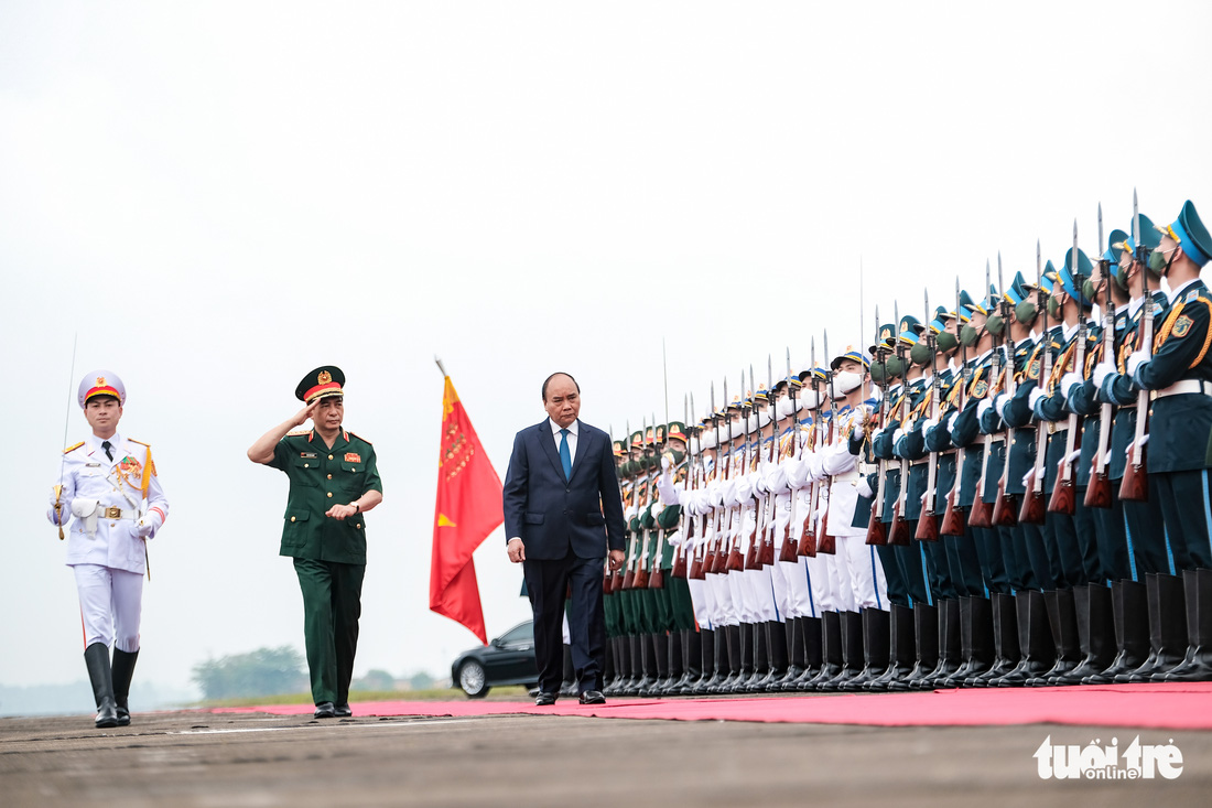 Chủ tịch nước, Bộ trưởng Bộ Quốc phòng ra sân bay tiễn chiến sĩ mũ nồi xanh đi làm nhiệm vụ - Ảnh 5.