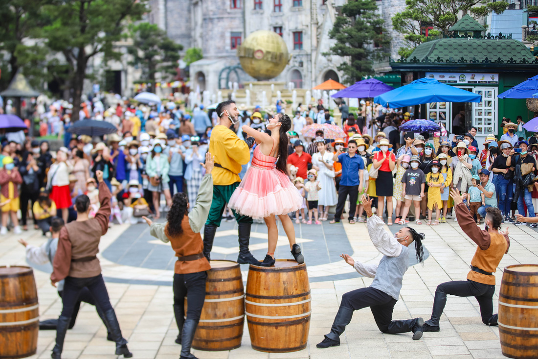 Lễ hội, pháo hoa, nhiều hoạt động lên rừng xuống biển chờ đón khách dịp lễ - Ảnh 2.