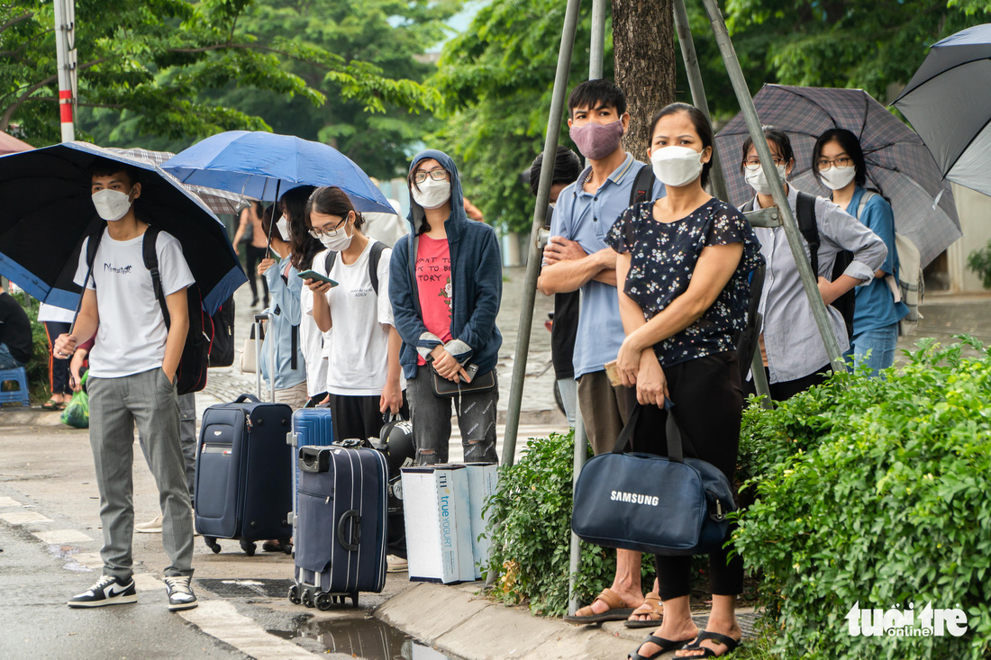 Người dân bắt đầu về quê nghỉ lễ, CSGT Hà Nội huy động hết lực lượng - Ảnh 2.