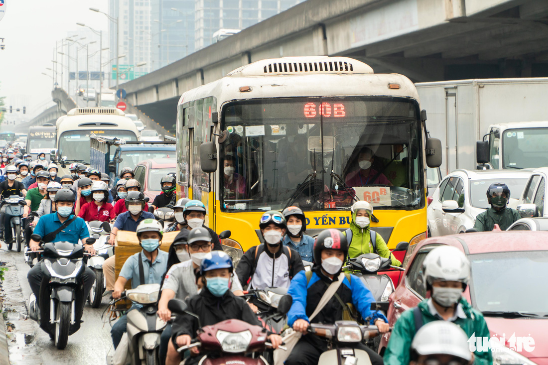 Người dân bắt đầu về quê nghỉ lễ, CSGT Hà Nội huy động hết lực lượng - Ảnh 5.