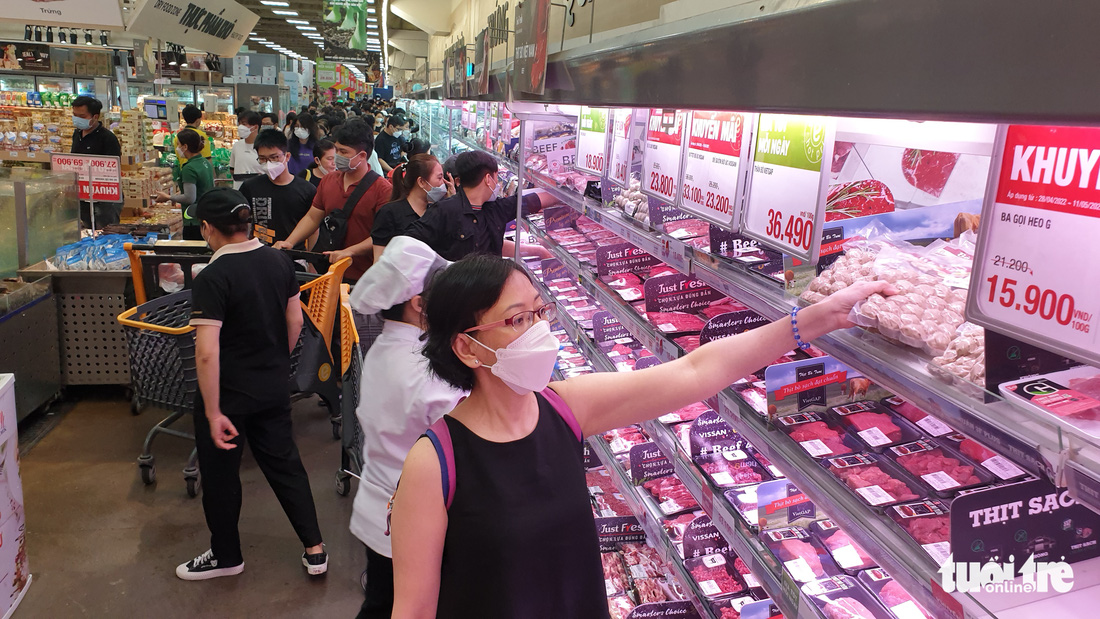Lễ 30-4: Thịt, cá, rau củ... hút hàng, nhân viên nhiều siêu thị phải chạy vắt chân lên cổ - Ảnh 1.