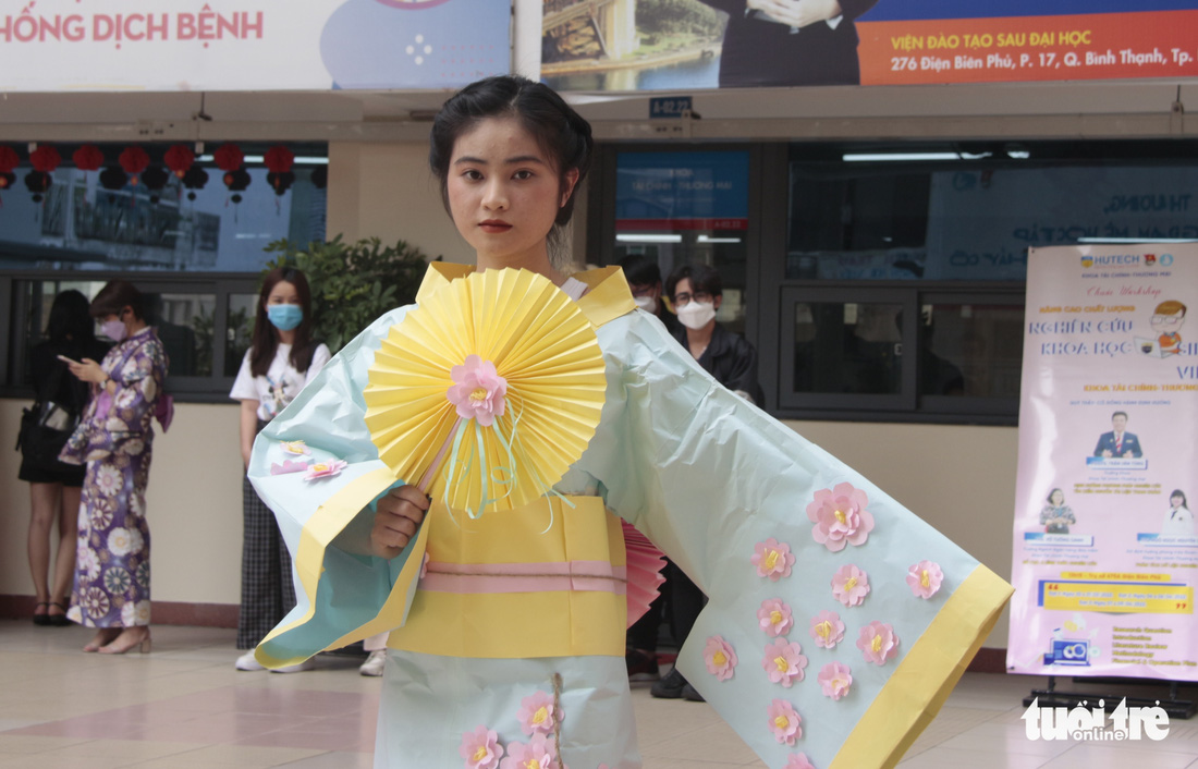 Áo mưa, giấy báo, rèm vải... làm nên những bộ yukata đặc sắc - Ảnh 4.