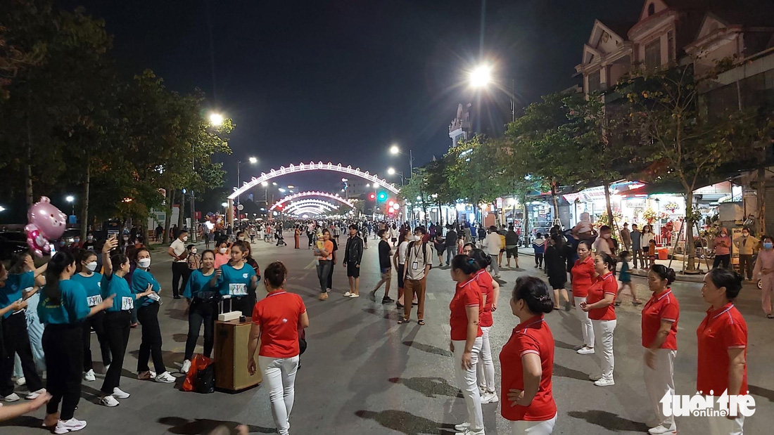 Đông nghịt người dân tới phố đi bộ đầu tiên ở TP Vinh, du khách chen nhau xem pháo hoa ở Cửa Lò - Ảnh 2.
