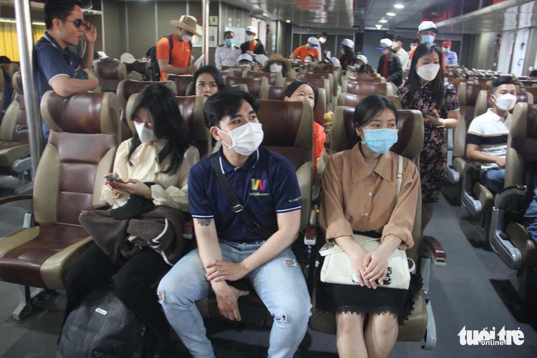 Gần 400 hành khách đầu tiên đi tàu từ Đà Nẵng đã đặt chân lên đảo Lý Sơn - Ảnh 3.