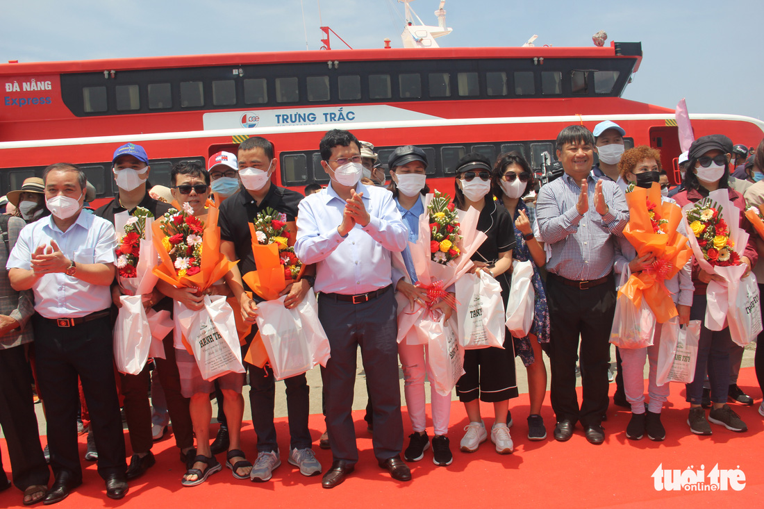 Gần 400 hành khách đầu tiên đi tàu từ Đà Nẵng đã đặt chân lên đảo Lý Sơn - Ảnh 4.