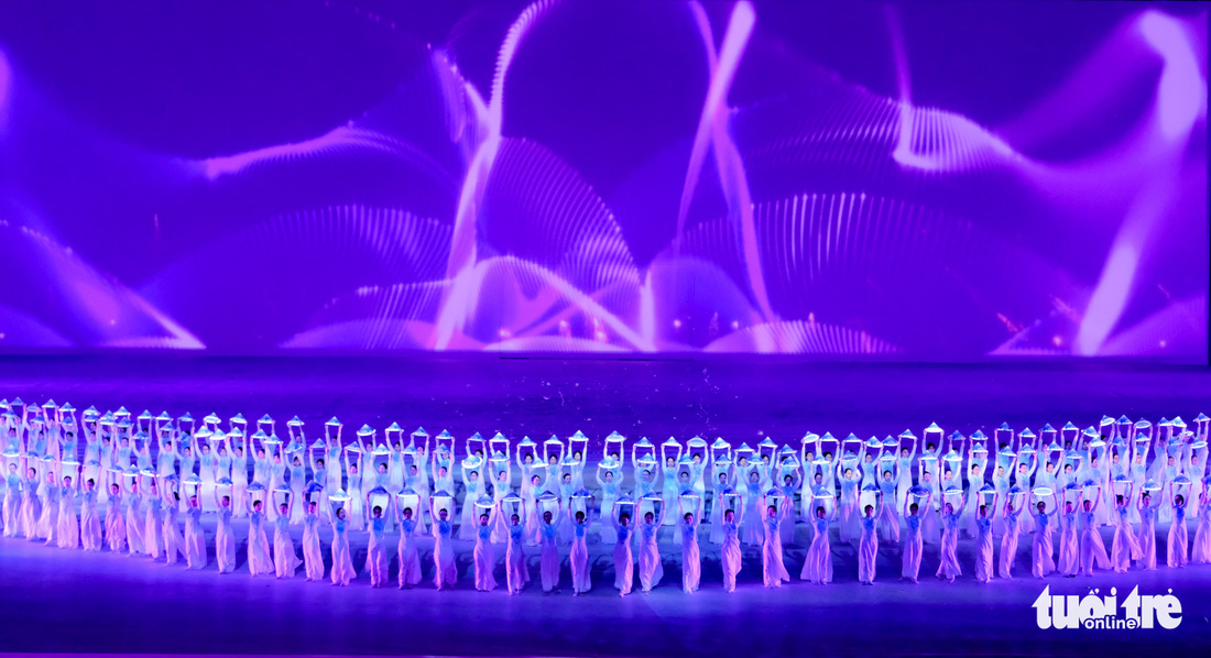 Hàng nghìn nghệ sĩ cùng ánh sáng hiện đại trong buổi tổng duyệt lễ khai mạc SEA Games 31 - Ảnh 6.