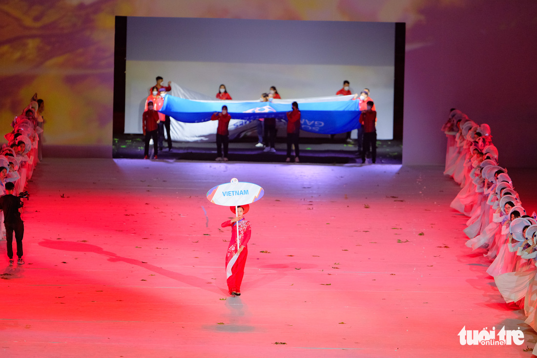 Hàng nghìn nghệ sĩ cùng ánh sáng hiện đại trong buổi tổng duyệt lễ khai mạc SEA Games 31 - Ảnh 9.
