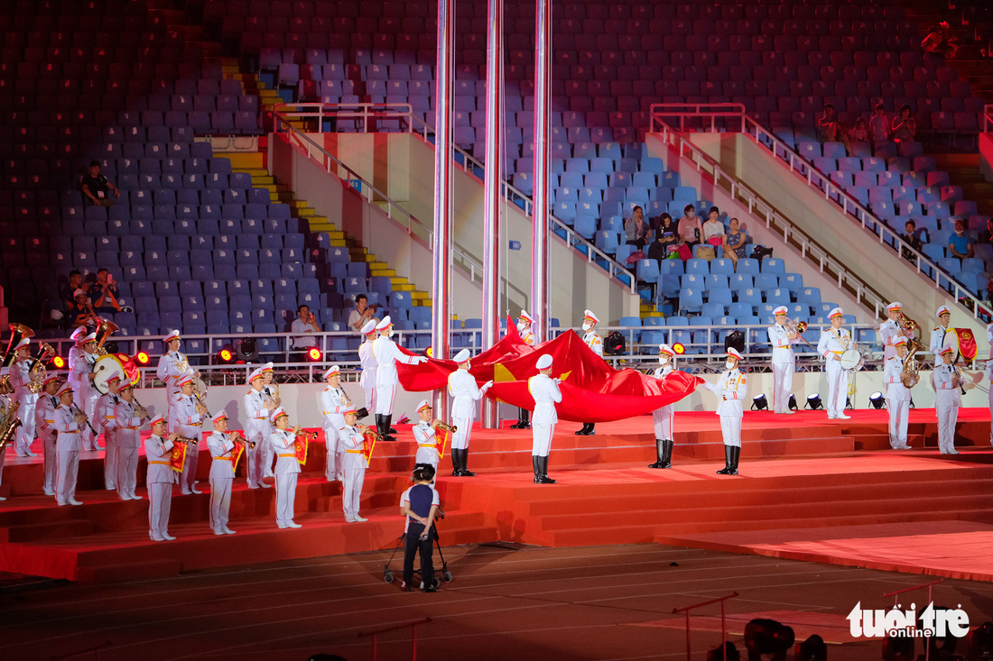 Hàng nghìn nghệ sĩ cùng ánh sáng hiện đại trong buổi tổng duyệt lễ khai mạc SEA Games 31 - Ảnh 5.