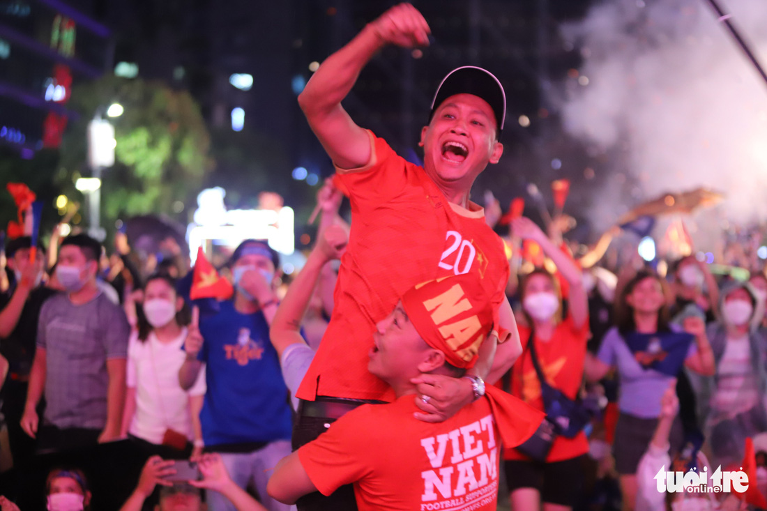 Khán giả tại phố đi bộ Nguyễn Huệ đội mưa ‘cháy’ cùng U23 Việt Nam - Ảnh 1.
