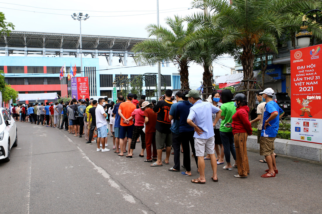 Sân Cẩm Phả vỡ trận phát vé miễn phí trận tuyển nữ Việt Nam - Campuchia - Ảnh 6.