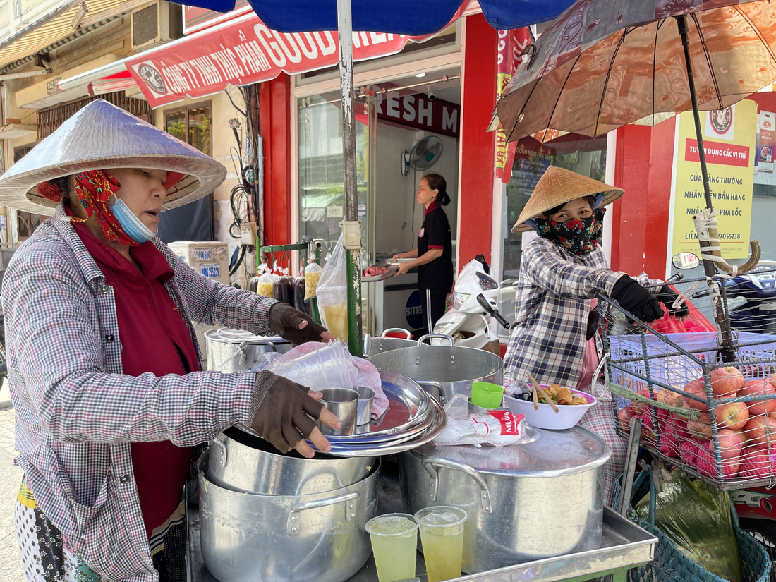 Giá xăng tăng làm giá cả lên chóng mặt, buôn bán từ siêu thị đến tiểu thương đều kêu khó - Ảnh 2.