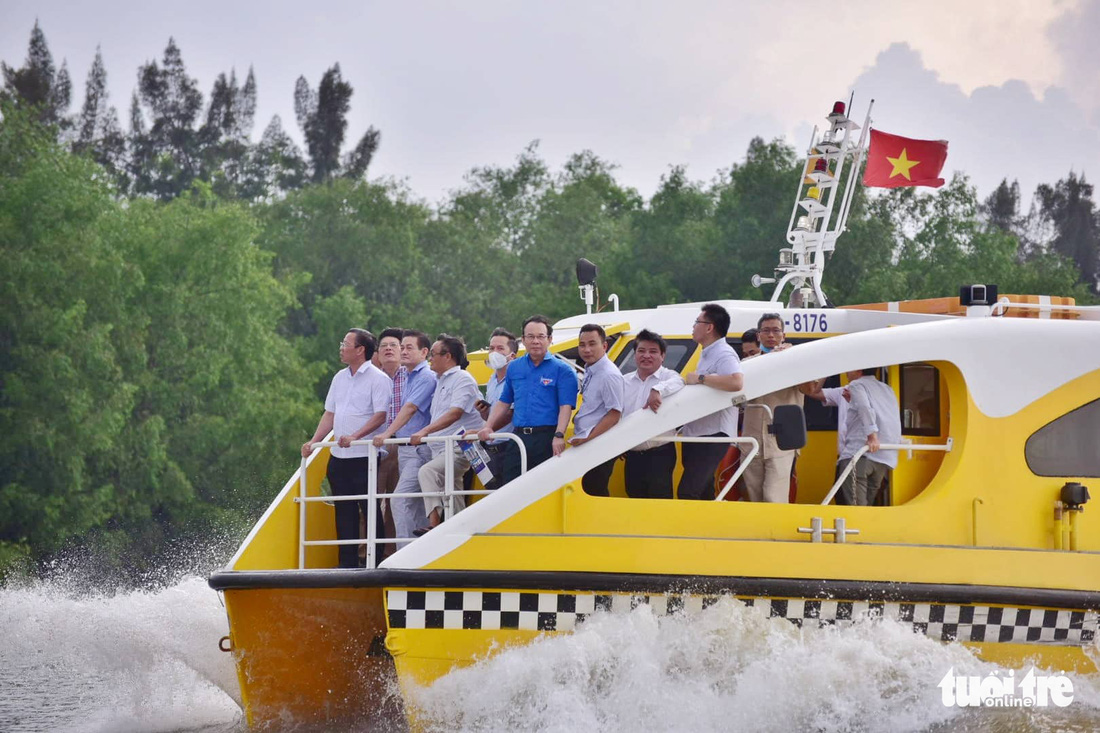 Bí thư, Chủ tịch TP.HCM khảo sát tìm cách phát triển sông Sài Gòn - Ảnh 8.