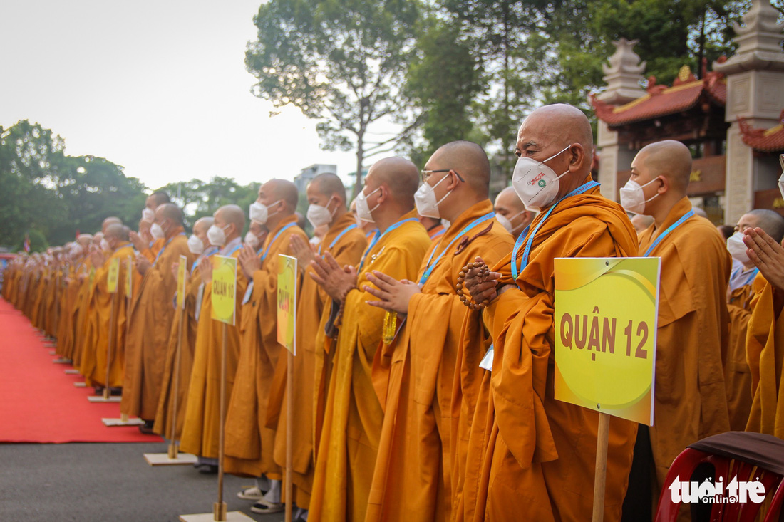 Đông đảo người dân TP.HCM viếng chùa cầu an nhân Phật đản - Ảnh 2.