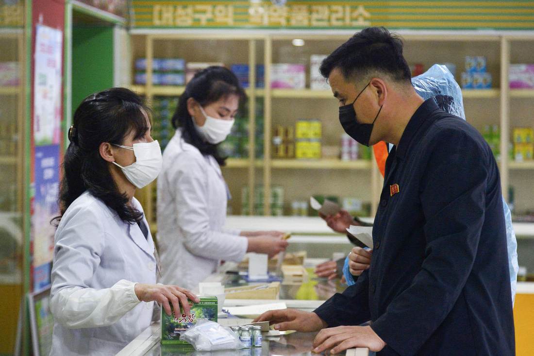 Triều Tiên huy động lực lượng quân đội, nhân viên y tế hùng hậu để chống COVID-19 - Ảnh 2.